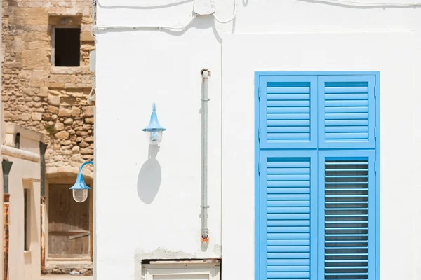 Gelibolu, Apulia - karşı eski, tarihi sokaklarında yeni — Stok fotoğraf