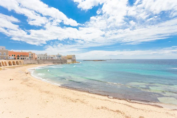 Gallípoli, Apulia - Relajarse en la playa de una ciudad de mediana edad — Foto de Stock
