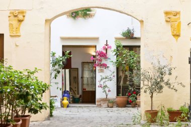 Gelibolu, Apulia - Mayıs 2017 - A view arka bahçe içine bir orta