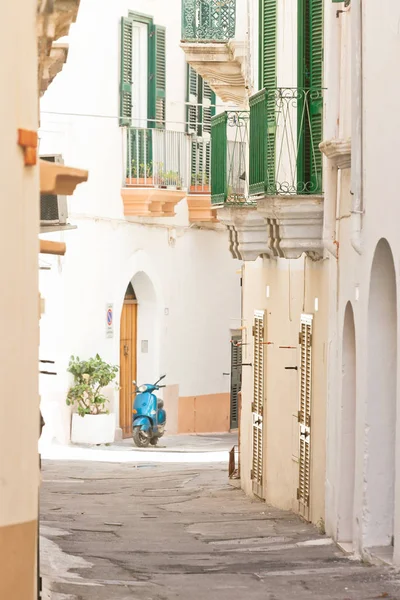 Gallipoli, Apulia - piękny mały balkon w średnim wieku, wszystkie — Zdjęcie stockowe