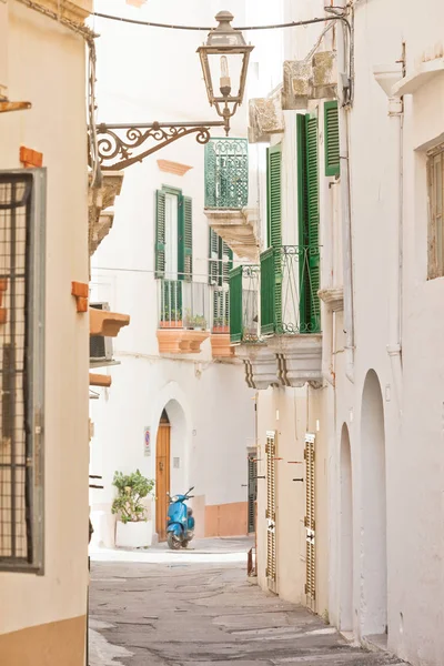 Gelibolu, Apulia - tarihsel bir La geleneksel bir sokak lambası — Stok fotoğraf