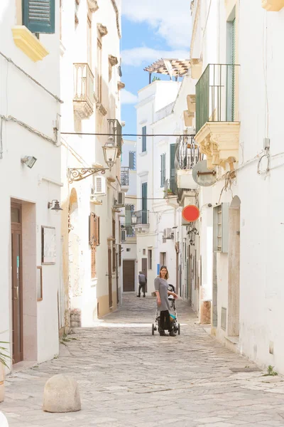 Gelibolu, Apulia - güzel manzara Galli geleneksel bir sokağın içine — Stok fotoğraf