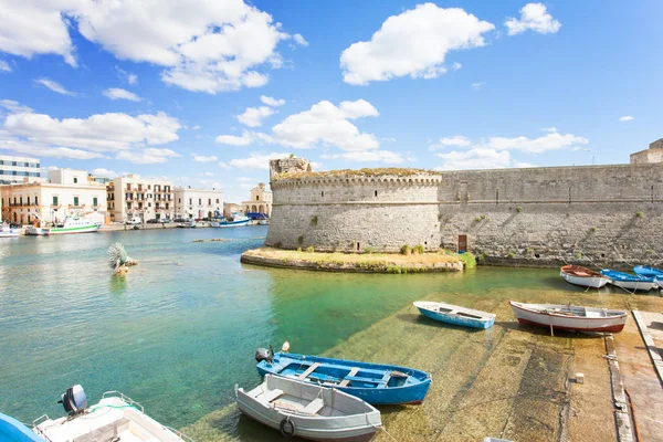 Gallipoli, Apulia - Barcos de remos tradicionales en el puerto de G —  Fotos de Stock