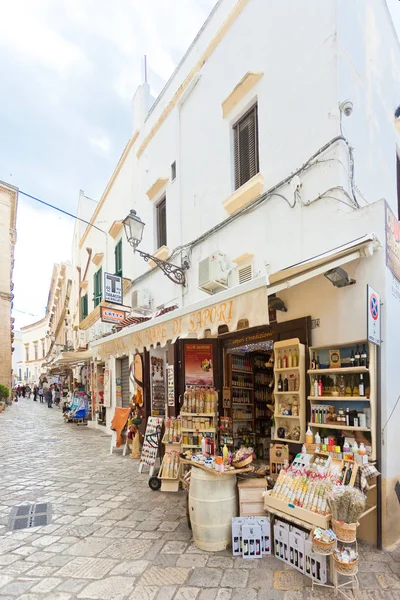 Gallípoli, Apulia - MAYO 2017 - Tiendas de souvenirs tradicionales en el — Foto de Stock