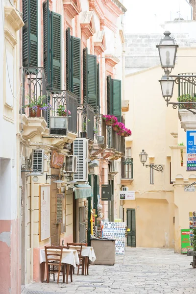 Gallipoli, Pouilles - MAI 2017 - Façades traditionnelles dans le pedest — Photo