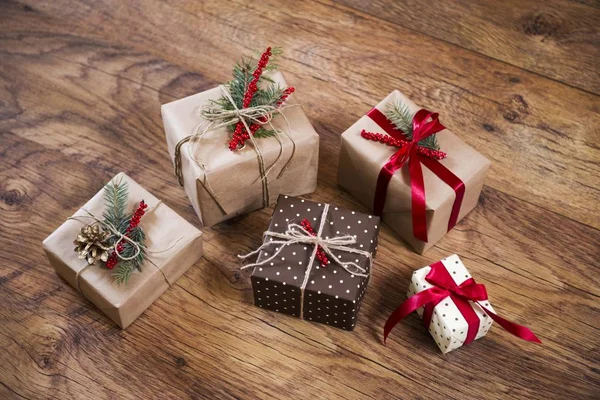 Vánoční dárky na dřevěném stole — Stock fotografie