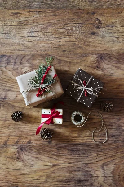 Vánoční dárky na dřevěném stole — Stock fotografie