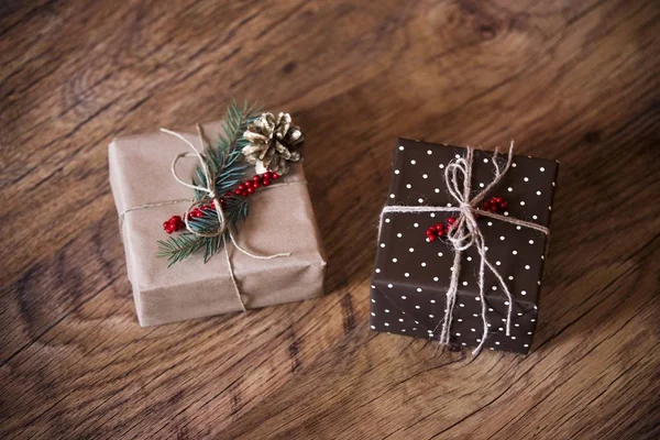 Boże Narodzenie prezenty na podłoże drewniane — Zdjęcie stockowe