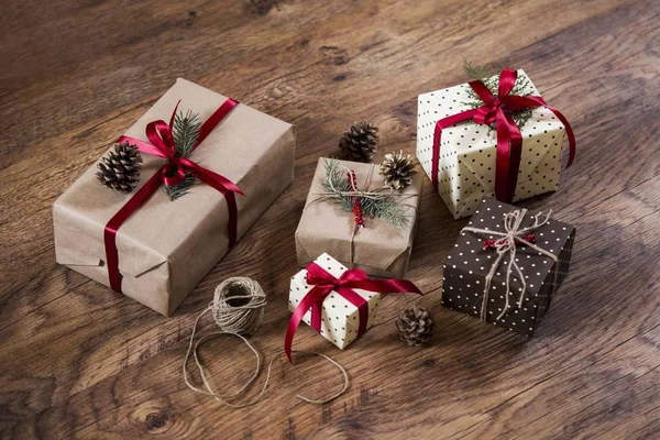 Boże Narodzenie prezenty na podłoże drewniane — Zdjęcie stockowe
