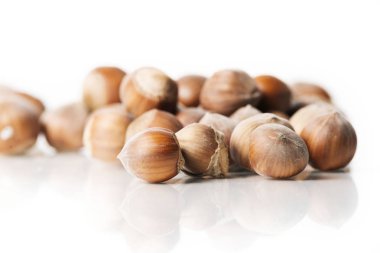 Fındıklar beyaz üzerine izole