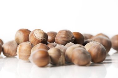 Fındıklar beyaz üzerine izole