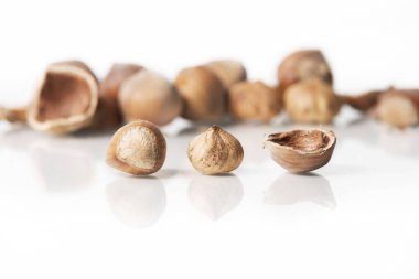 Fındıklar beyaz üzerine izole