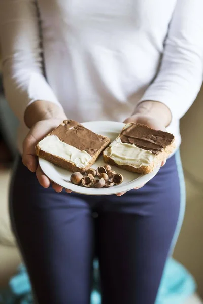 Meisje houdt voedsel plaat — Stockfoto