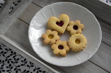 Noel şekerleri ve kurabiyeler kısakabuğundan yapılmış, marmelatla doldurulmuş çeşitli şekillerde, çikolatayla süslenmiş.