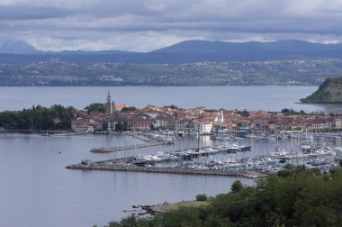 Izola / Slovenya - 9 Eylül 2019: Deniz manzaralı güzel Izola kasabası, eski kasaba ve limanı