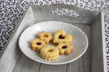 Noel şekerleri ve kurabiyeler kısakabuğundan yapılmış, marmelatla doldurulmuş çeşitli şekillerde, çikolatayla süslenmiş.