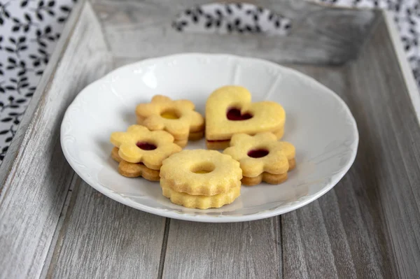 Dulces de linzer de Navidad y galletas hechas de masa de corteza corta, varias formas llenas de mermelada, decoradas con chocolate —  Fotos de Stock