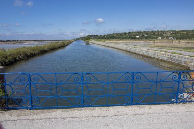 Secovlje Saltworks Slovenya Piran 'daki en büyük Slovenya tuz buharlaştırma göleti, Adratik deniz, doğal ve sanayi manzarası
