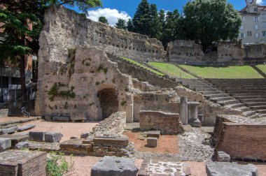 Trieste / ITALY - 23 Haziran 2018: San Giusto tepesinin eteklerindeki tahtadan yapılmış Roma tiyatrosunun manzarası
