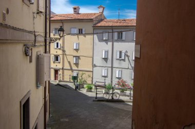 Trieste / ITALY - 23 Haziran 2018: Trieste, San Giusto caddelerinde turizm sezonunun sonlarına doğru yürüyen terk edilmiş sokaklar, güzel bir şehir