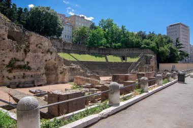 Trieste / ITALY - 23 Haziran 2018: San Giusto tepesinin eteklerindeki tahtadan yapılmış Roma tiyatrosunun manzarası