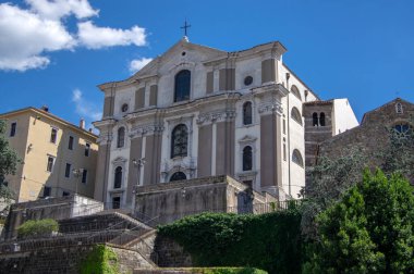 Trieste / ITALY - 23 Haziran 2018: Trieste, San Giusto caddelerinde turizm sezonunun sonlarına doğru yürüyen terk edilmiş sokaklar, güzel bir şehir