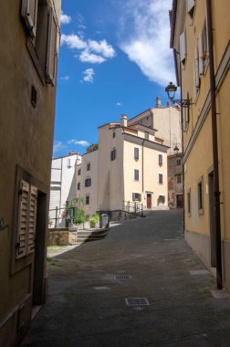 Trieste / ITALY - 23 Haziran 2018: Trieste, San Giusto caddelerinde turizm sezonunun sonlarına doğru yürüyen terk edilmiş sokaklar, güzel bir şehir