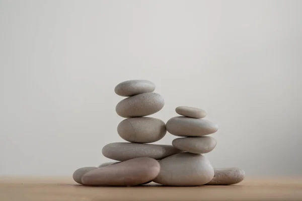 Simplicidad Piedras Cairns Aislados Sobre Fondo Blanco Grupo Guijarros Gris —  Fotos de Stock