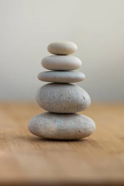 Cairn Csíkos Szürke Fehér Háttér Torony Egyszerű Egyensúly Kövek Egyszerűség — Stock Fotó