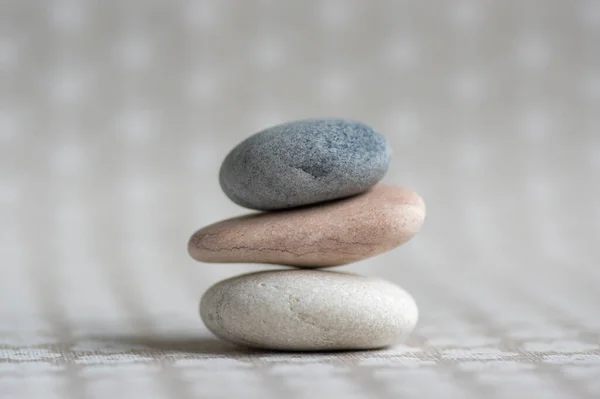 Pedra Cairn Sobre Fundo Branco Cinza Listrado Três Pedras Torre — Fotografia de Stock