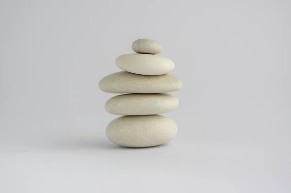 Uma Cairn Pedras Simplicidade Isolado Fundo Branco Grupo Cinco Seixos — Fotografia de Stock