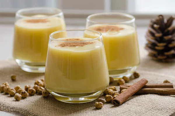 Boza veya Bosa, geleneksel Türk içki ile kavrulmuş nohut bir