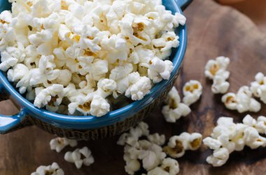 Mavi kase patlamış mısır. Üstten Görünüm.