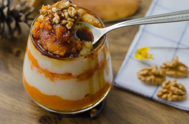 Kabak tatlı krema ve ceviz, üzüm suyu ile katmanlı