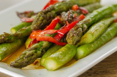 Yeşil kuşkonmaz salatası hizmet kırmızı biber Sote.