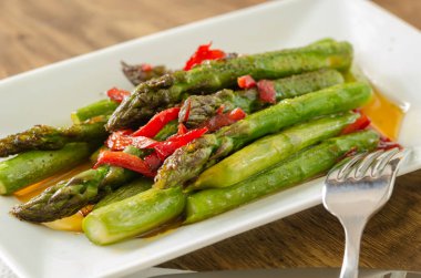 Yeşil kuşkonmaz kırmızı biber, salata hizmet ile Sote.