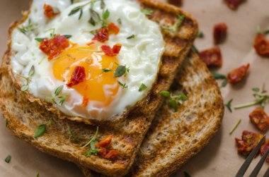 Yumurta ve kızarmış kepekli ekmek, Kahvaltı.