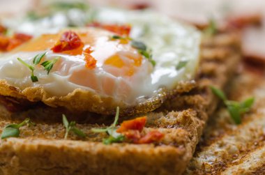 Yumurta ve kızarmış kepekli ekmek, Kahvaltı.