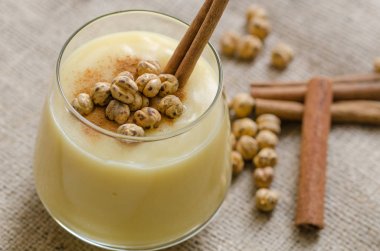 Boza veya Bosa, geleneksel Türk içki ile kavrulmuş nohut bir