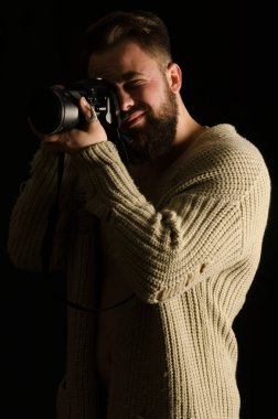 Genç model hırka giymiş stüdyoda çekim tarafından poz,