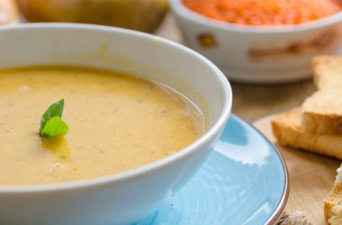 mercimek çorbası beyaz tabak içinde geçerli. Le vardır