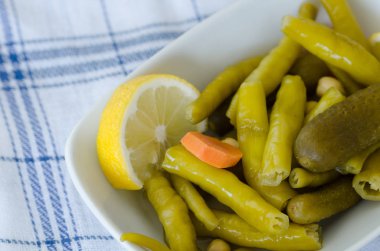 Masada beyaz kase salamura sebze.