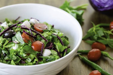 Taze karışık sebze salatası. Seçici odak