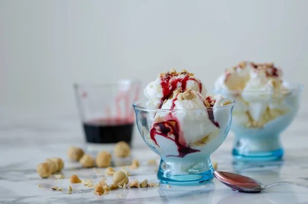 Helado de vainilla en tazón azul, sobre fondo blanco, vista lateral , — Foto de Stock