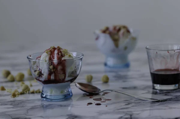 Helado de vainilla en tazón azul, sobre fondo blanco, vista superior —  Fotos de Stock