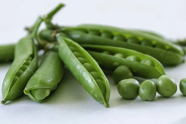 Färska gröna ärtor makro - ekologisk mat från trädgården. — Stockfoto