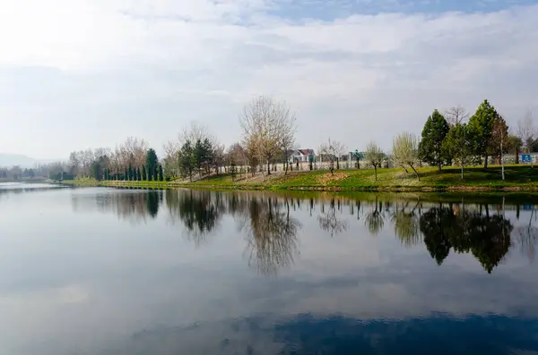 Herfstlandschap met reflectie van bomen in het water — Stockfoto