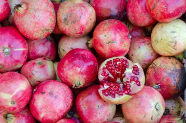 Pazarda taze nar var.