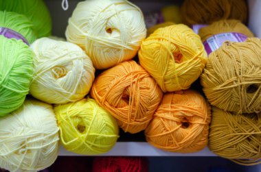 Tuhafiyede yün rulo yığını