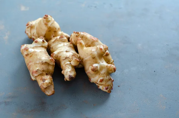 Carciofi freschi di Gerusalemme sul tavolo . — Foto Stock